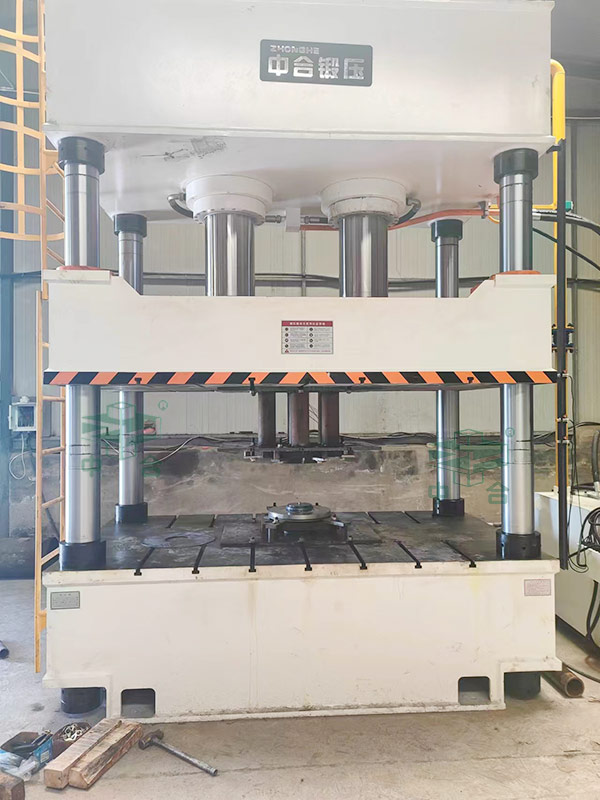 500吨农机配件成型液压机现场.jpg 500吨农机配件成型液压机现场.jpg